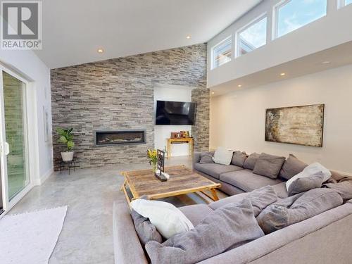 7900 Butler Road, Powell River, BC - Indoor Photo Showing Living Room With Fireplace