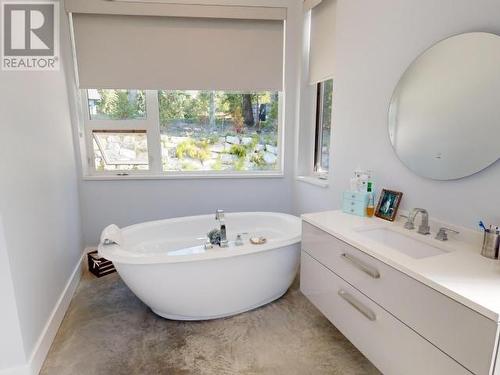 7900 Butler Road, Powell River, BC - Indoor Photo Showing Bathroom