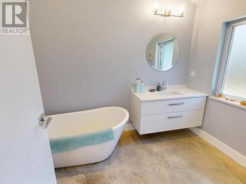 7900 Butler Road, Powell River, BC - Indoor Photo Showing Bathroom