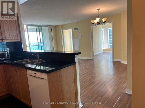 1005 - 7 Lorraine Drive, Toronto, ON - Indoor Photo Showing Kitchen