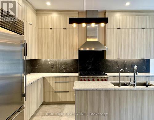 15 Protostar Avenue, Richmond Hill (Observatory), ON - Indoor Photo Showing Kitchen With Upgraded Kitchen