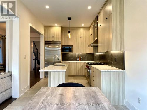 15 Protostar Avenue, Richmond Hill (Observatory), ON - Indoor Photo Showing Kitchen With Upgraded Kitchen