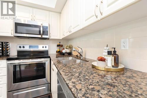 734 - 3091 Dufferin Street, Toronto (Yorkdale-Glen Park), ON - Indoor Photo Showing Kitchen With Double Sink With Upgraded Kitchen