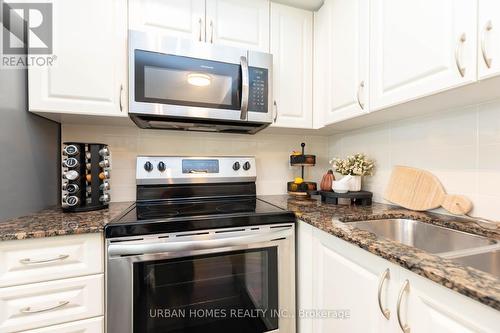 734 - 3091 Dufferin Street, Toronto (Yorkdale-Glen Park), ON - Indoor Photo Showing Kitchen