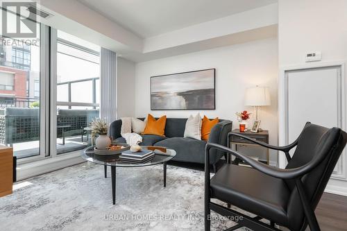 734 - 3091 Dufferin Street, Toronto (Yorkdale-Glen Park), ON - Indoor Photo Showing Living Room