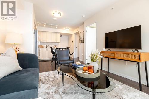 734 - 3091 Dufferin Street, Toronto (Yorkdale-Glen Park), ON - Indoor Photo Showing Living Room