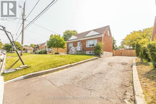 5 Mayall Avenue, Toronto (Downsview-Roding-Cfb), ON - Outdoor