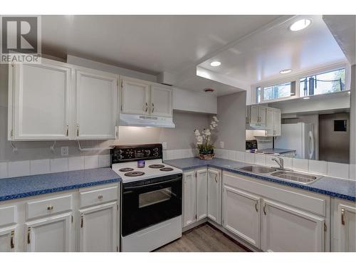 1397 Braemar Street, Kelowna, BC - Indoor Photo Showing Kitchen With Double Sink