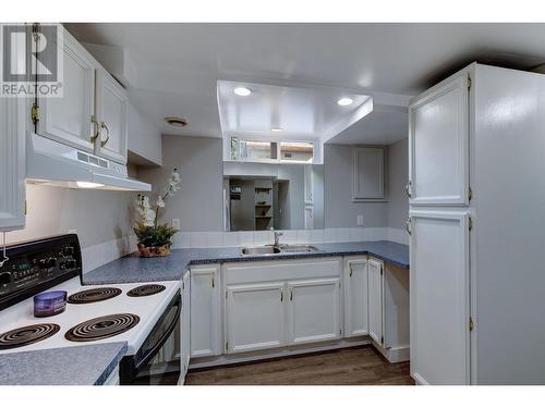 1397 Braemar Street, Kelowna, BC - Indoor Photo Showing Kitchen With Double Sink