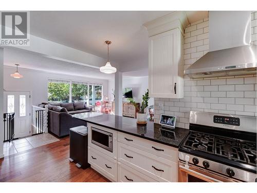 1397 Braemar Street, Kelowna, BC - Indoor Photo Showing Kitchen