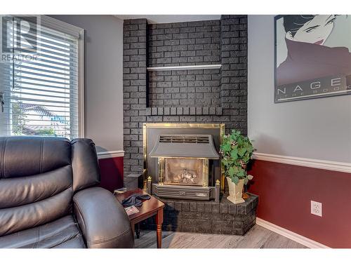 1220 25 Avenue Unit# 25, Vernon, BC - Indoor Photo Showing Living Room With Fireplace