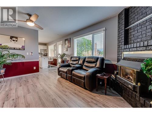 1220 25 Avenue Unit# 25, Vernon, BC - Indoor Photo Showing Living Room With Fireplace