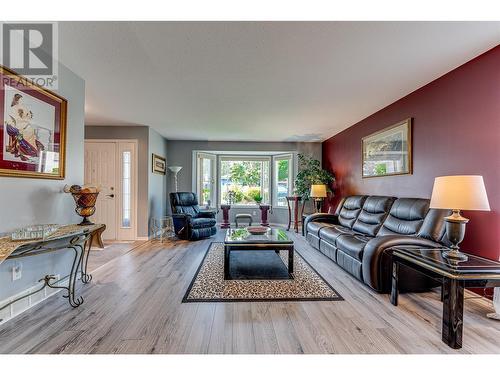 1220 25 Avenue Unit# 25, Vernon, BC - Indoor Photo Showing Living Room