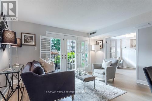 104 E - 216 Plains Road W, Burlington, ON - Indoor Photo Showing Living Room