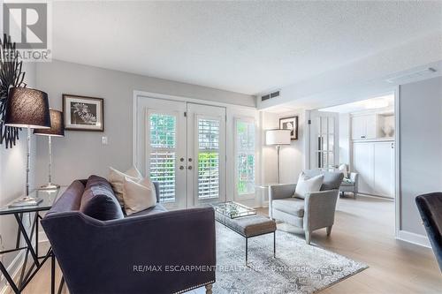 104 E - 216 Plains Road W, Burlington, ON - Indoor Photo Showing Living Room