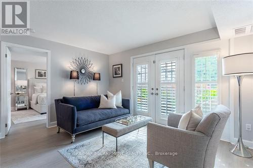 104 E - 216 Plains Road W, Burlington, ON - Indoor Photo Showing Living Room