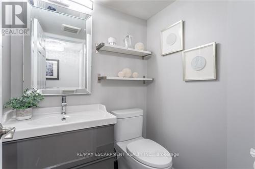 104 E - 216 Plains Road W, Burlington, ON - Indoor Photo Showing Bathroom