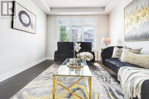 7 Fanning Trail, Brampton (Toronto Gore Rural Estate), ON - Indoor Photo Showing Living Room