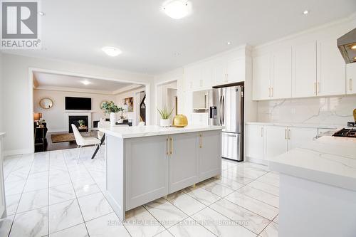 7 Fanning Trail, Brampton, ON - Indoor Photo Showing Kitchen