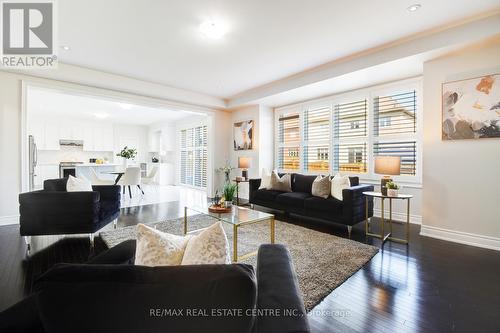 7 Fanning Trail, Brampton, ON - Indoor Photo Showing Living Room