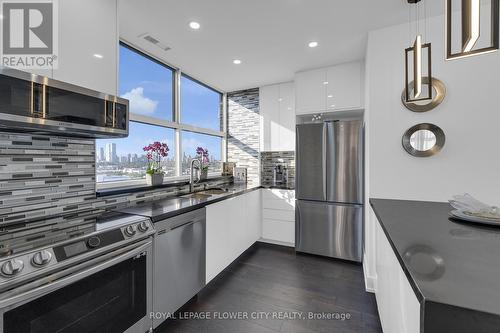 Uph02 - 880 Dundas Street, Mississauga (Erindale), ON - Indoor Photo Showing Kitchen