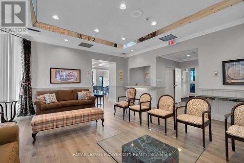 Uph02 - 880 Dundas Street, Mississauga, ON - Indoor Photo Showing Living Room