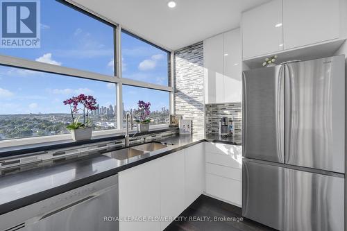 Uph02 - 880 Dundas Street, Mississauga, ON - Indoor Photo Showing Kitchen With Double Sink