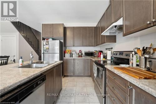 55 Sunset Way, Thorold, ON - Indoor Photo Showing Kitchen With Double Sink