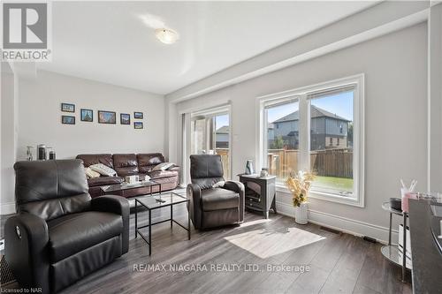 55 Sunset Way, Thorold, ON - Indoor Photo Showing Living Room