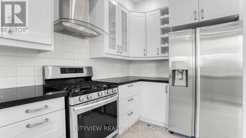 980 Clark Boulevard, Milton, ON - Indoor Photo Showing Kitchen With Upgraded Kitchen