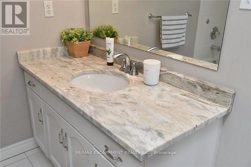 27 Dalia Avenue, Hamilton (Eleanor), ON - Indoor Photo Showing Bathroom