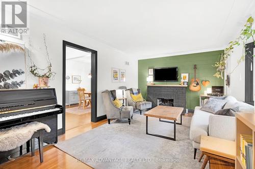 32 David Street, London, ON - Indoor Photo Showing Living Room With Fireplace