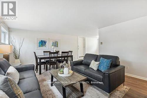 380 Penn Avenue, Newmarket (Bristol-London), ON - Indoor Photo Showing Living Room