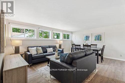 380 Penn Avenue, Newmarket (Bristol-London), ON - Indoor Photo Showing Living Room