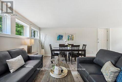 380 Penn Avenue, Newmarket (Bristol-London), ON - Indoor Photo Showing Living Room