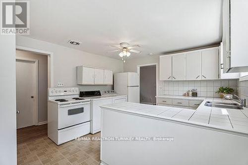 380 Penn Avenue, Newmarket (Bristol-London), ON - Indoor Photo Showing Kitchen