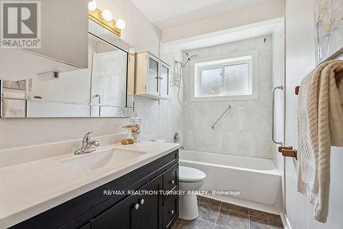 380 Penn Avenue, Newmarket (Bristol-London), ON - Indoor Photo Showing Bathroom