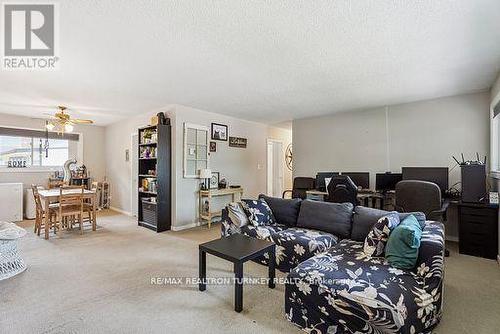 380 Penn Avenue, Newmarket (Bristol-London), ON - Indoor Photo Showing Living Room