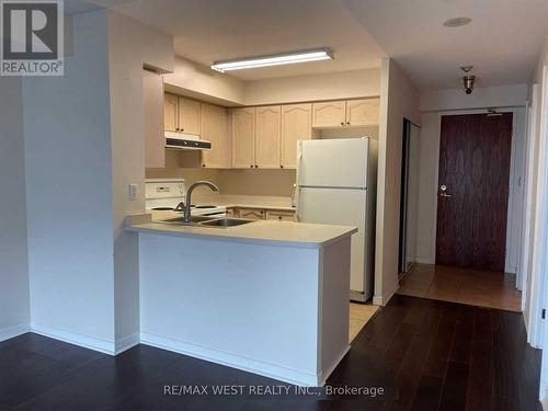 509 - 3 Ellesmere Street, Richmond Hill, ON - Indoor Photo Showing Kitchen With Double Sink