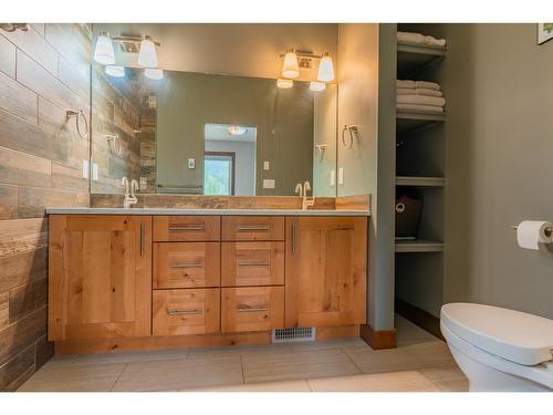 810 White Tail Drive, Rossland, BC - Indoor Photo Showing Bathroom