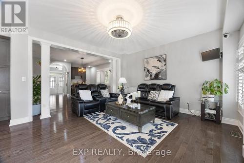 18 Prairie Creek Crescent, Brampton, ON - Indoor Photo Showing Living Room