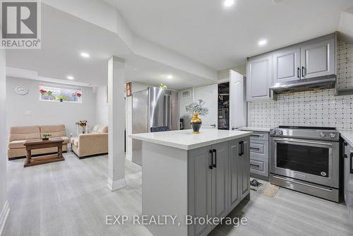 18 Prairie Creek Crescent, Brampton, ON - Indoor Photo Showing Kitchen With Upgraded Kitchen