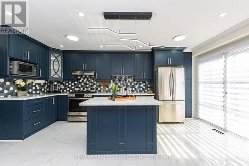 47 Lauraglen Crescent, Brampton (Fletcher'S Creek South), ON - Indoor Photo Showing Kitchen With Upgraded Kitchen