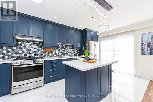 47 Lauraglen Crescent, Brampton (Fletcher'S Creek South), ON - Indoor Photo Showing Kitchen With Upgraded Kitchen