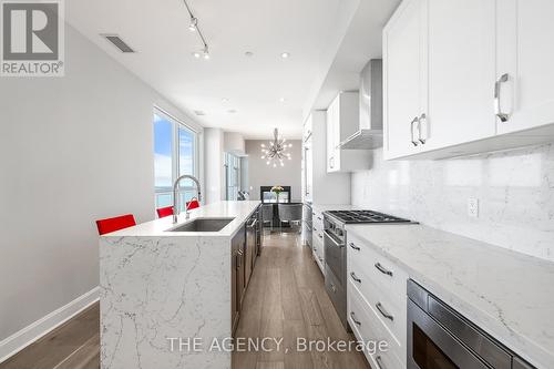 Uph4103 - 33 Shore Breeze Drive, Toronto (Mimico), ON - Indoor Photo Showing Kitchen With Upgraded Kitchen