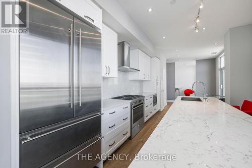 Uph4103 - 33 Shore Breeze Drive, Toronto (Mimico), ON - Indoor Photo Showing Kitchen With Upgraded Kitchen