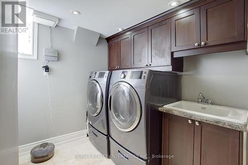 996 Cresthampton Lane, Mississauga, ON - Indoor Photo Showing Laundry Room