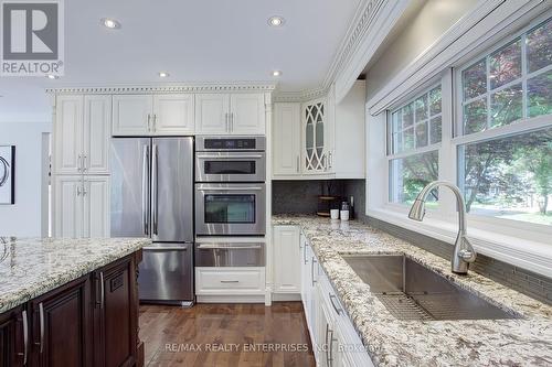 996 Cresthampton Lane, Mississauga, ON - Indoor Photo Showing Kitchen With Upgraded Kitchen