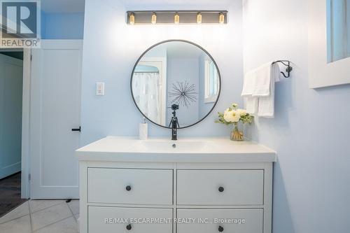 266 Alma Lane, Hamilton, ON - Indoor Photo Showing Bathroom