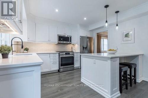 203 Bluebell Crescent, Hamilton (Ancaster), ON - Indoor Photo Showing Kitchen With Upgraded Kitchen